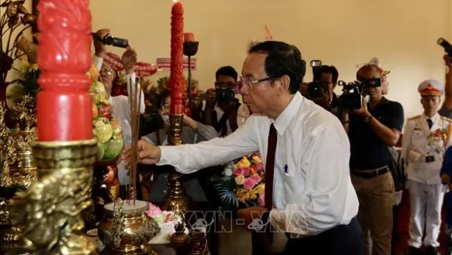 Lãnh đạo TPHCM dâng hương tưởng nhớ Chủ tịch Hồ Chí Minh 1