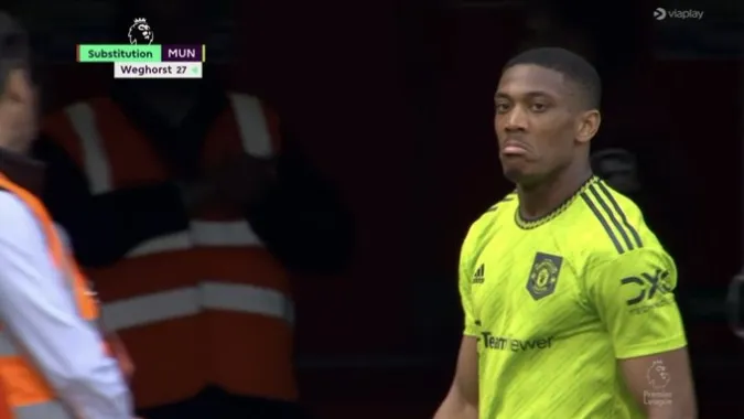 Anthony Martial tỏ thái độ khó coi khi bị Erik ten Hag thay ra 1