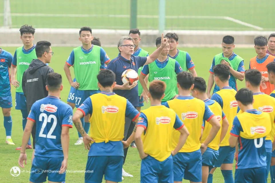 Đội tuyển Việt Nam có trận đầu dưới HLV Philippe Troussier vào tháng 6