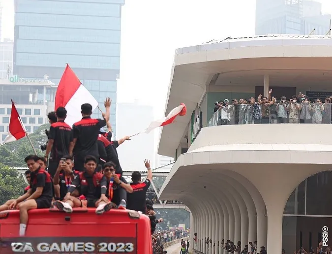 U22 Indonesia diễu hành hoành tráng mừng tấm HCV SEA Games