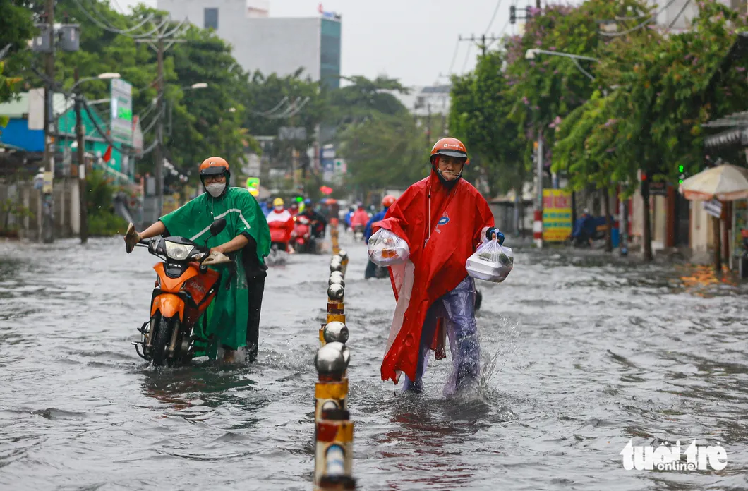 Mưa lớn khiến đường ngập nặng, người dân đi lại gặp nhiều khó khăn