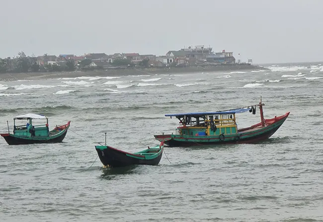 Hà Tĩnh đề nghị cứu hộ 2 tai nạn: Tàu cá bị gãy chân vịt, thuyền viên bị rơi xuống biển 1