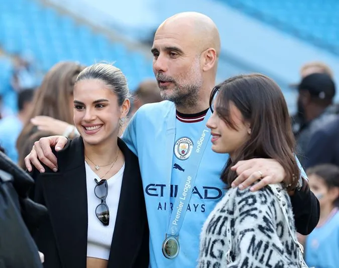 Cận cảnh nhan sắc xinh đẹp xuất sắc của 2 cô công chúa nhà Pep Guardiola.