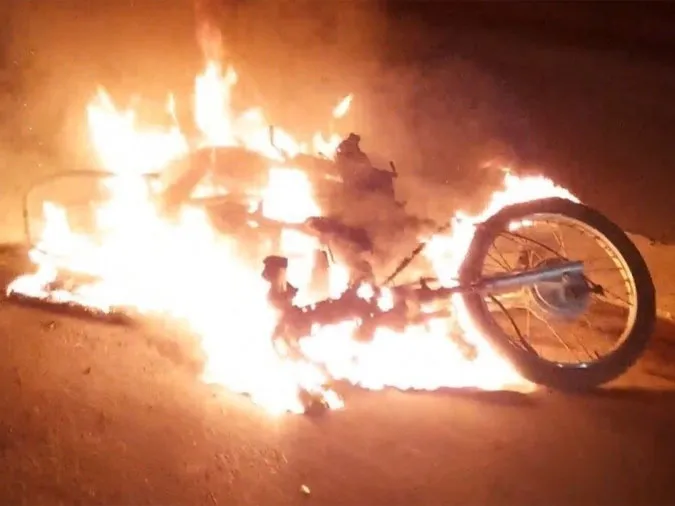 Thanh niên trộm xe máy rồi châm lửa đốt tại Long An 1