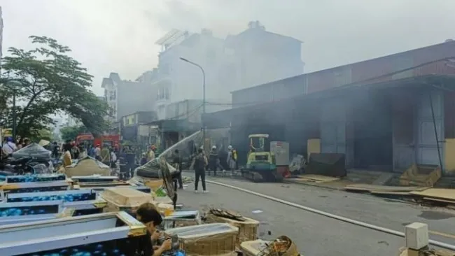 Hà Nội: Cháy lớn ở khu đô thị Đền Lừ 1