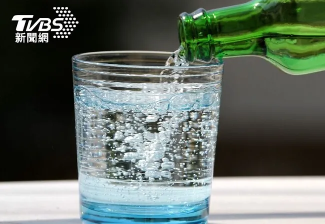 Uống nước khoáng có gas có gây loãng xương không? 1