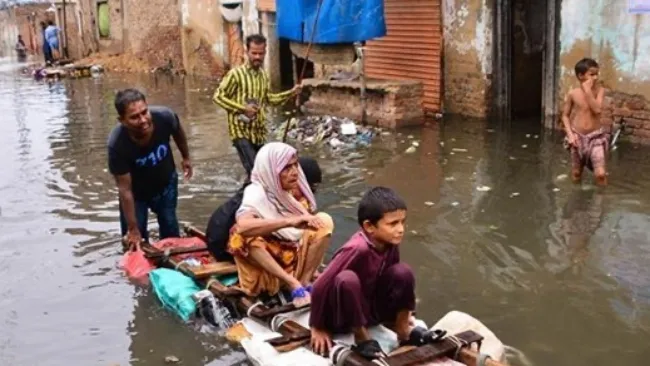 Người dân tại khu vực bị ảnh hưởng bởi mưa lũ - Ảnh: AFP