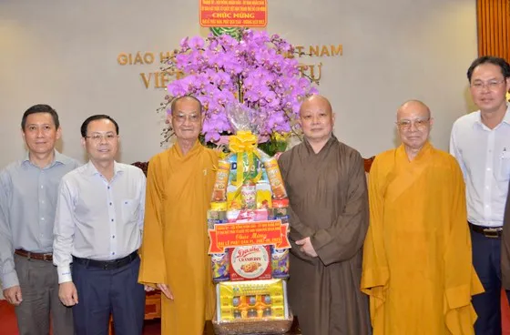 Phó bí thư Thành ủy TPHCM thăm các cơ sở Phật giáo nhân đại lễ Phật đản 1