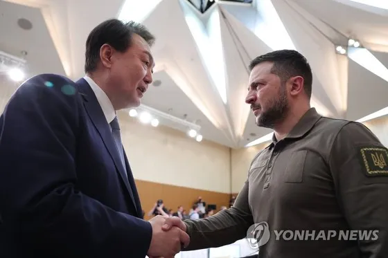 Hàn Quốc bác bỏ tin Tổng thống Yoon có thể sắp thăm Ukraine 1