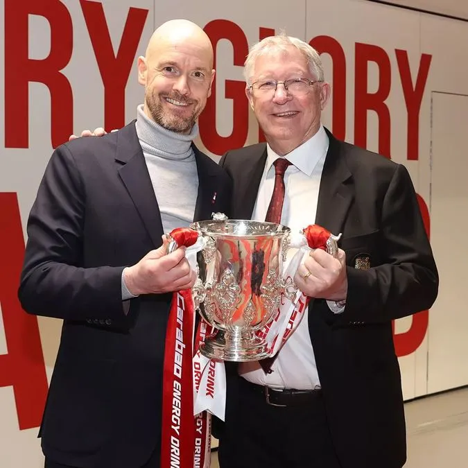 HLV người Hà Lan sắp sửa cân bằng thành tích của Sir Alex Ferguson - Ảnh: Internet