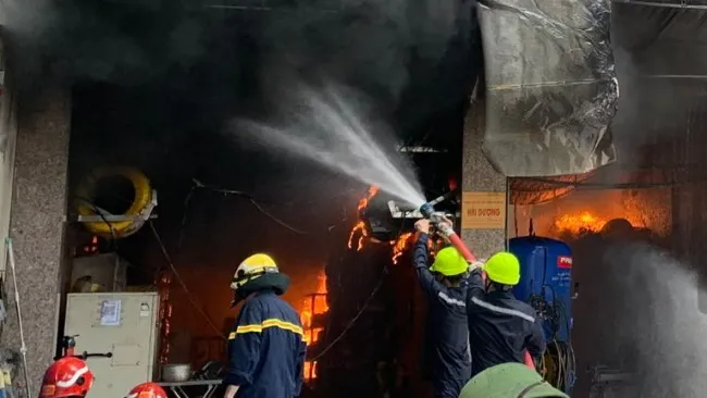 Hà Nội: Cháy dữ dội tại cơ sở kinh doanh lốp ô tô 1