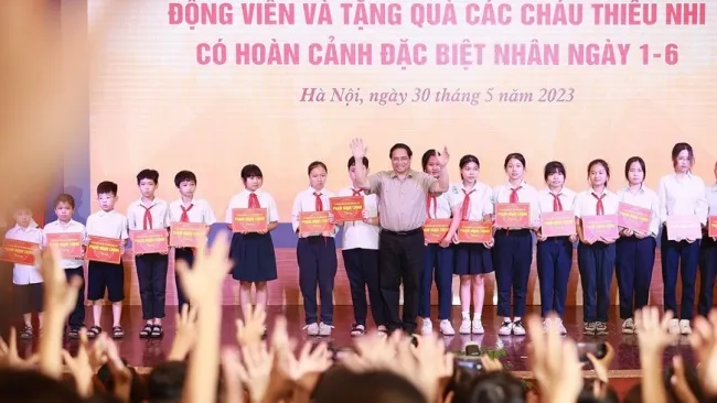 Thủ tướng thăm trẻ em có hoàn cảnh đặc biệt khó khăn tại Hà Nội 4