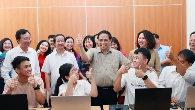 Thủ tướng thăm trẻ em có hoàn cảnh đặc biệt khó khăn tại Hà Nội 3