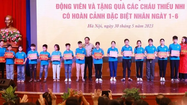 Thủ tướng thăm trẻ em có hoàn cảnh đặc biệt khó khăn tại Hà Nội 5