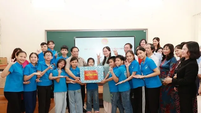 Thủ tướng thăm trẻ em có hoàn cảnh đặc biệt khó khăn tại Hà Nội 1