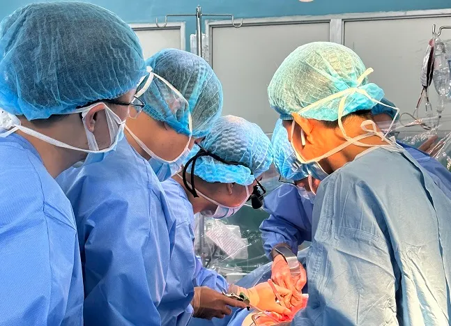 Thực hiện phẫu thuật khó cứu sống bệnh nhân có bướu thận lan đến gần tim 1