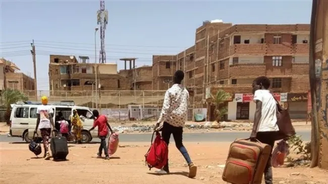 Người dân sơ tán tránh xung đột tại Khartoum, Sudan - Ảnh: AFP/TTXVN