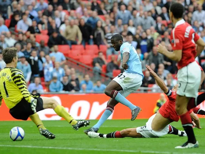 Yaya Toure từng giúp Man City đánh bại MU 6-1 trên Old Trafford - Ảnh: Internet