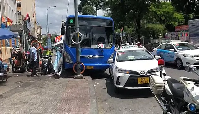 TPHCM: Xe buýt mất thắng, tông nhiều xe dừng đèn đỏ trên đường Phan Đăng Lưu 1