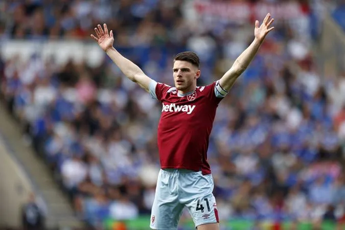 Bố của Declan Rice được cho đã thảo luận với MU - Ảnh: Internet