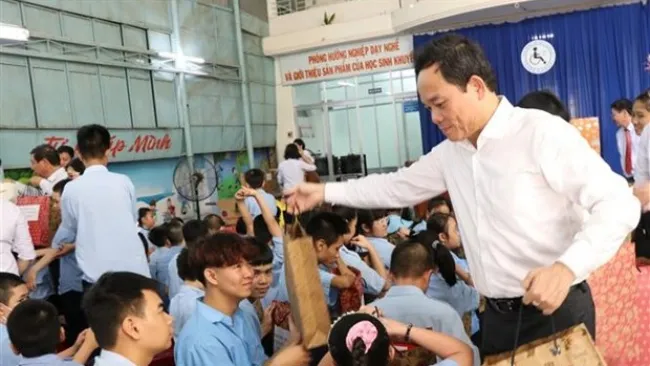 Phó Thủ tướng Trần Lưu Quang tặng quà trẻ khuyết tật tại Khánh Hòa 1