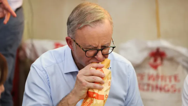 Thủ tướng Australia uống bia hơi, ăn bánh mì Hà Nội 1