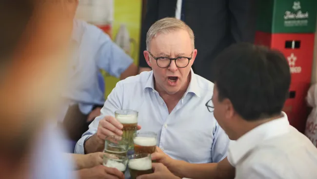 Thủ tướng Australia uống bia hơi, ăn bánh mì Hà Nội 2