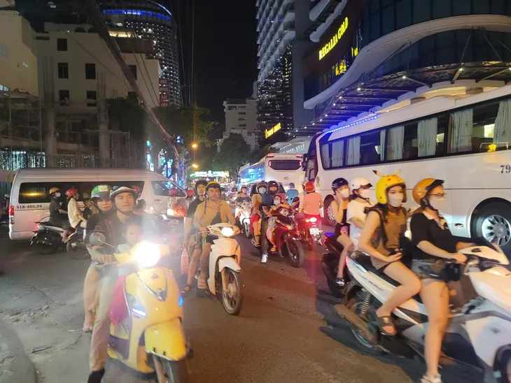 Nha Trang kẹt cứng nhiều tuyến đường vì Festival biển