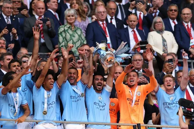 Các cầu thủ Man City ăn mừng chức vô địch FA Cup trên khán đài với người hâm mộ.