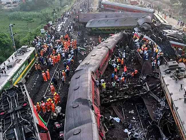 Vụ tai nạn đường sắt Ấn Độ số người chết đang gia tăng, có thể lên tới 380 người 1