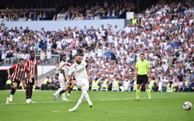 Karim Benzema có bàn thắng cuối cùng trong màu áo Real Madrid từ chấm đá phạt đền. 