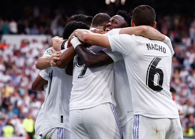 Các đồng đội đều chạy đến ôm lấy tiền đạo người Pháp. Đây cũng là hình ảnh hứa hẹn sẽ khiến cho các CĐV Real Madrid không thể nào buồn hơn khi phải nói lời chia tay với một trong những công thần trung thành nhất với đội bóng. 
