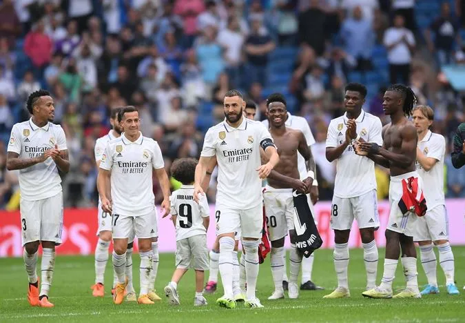 Cầu thủ Real bày tỏ sự kính trọng với người đàn anh trong lần cuối được thấy Benzema trong màu áo 