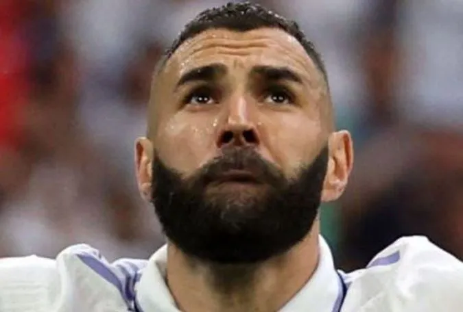 Cầu thủ người Pháp không khỏi phần xúc động trước những gì các CĐV dành tặng cho mình trong trận đấu cuối.