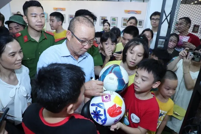 HLV Park Hang Seo tích cực tham gia các hoạt động bóng đá ở Việt Nam