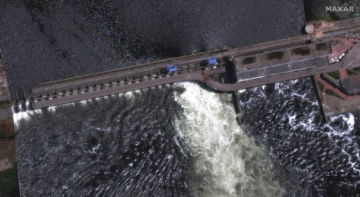Nước ồ ạt tràn qua phần thân đập Kakhovka bị vỡ ngày 6/6 - Ảnh: REUTERS