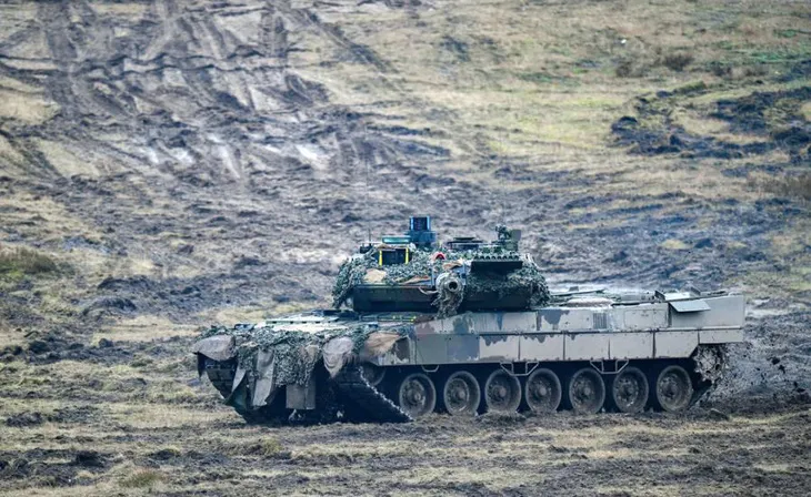 Một chiếc xe tăng chiến đấu chủ lực Leopard 2 A6 - Ảnh: POLITICO/GETTY IMAGES