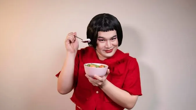Long Chun ra video cho “30 phút ăn hết bát cơm cùng cô Trinh” hài hước khiến phụ huynh cũng “cười ngất” 2