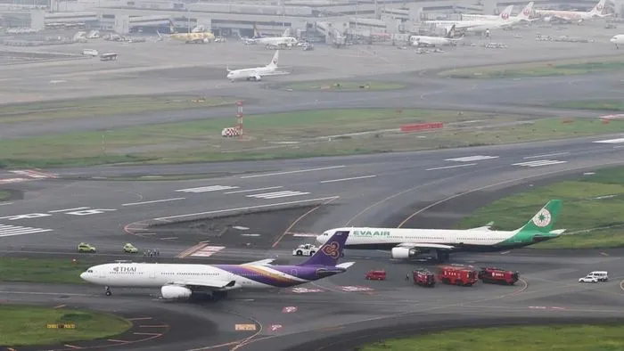 Hai chiếc máy bay của Thái Airways và Eva Airways va chạm nhau ở sân bay Haneda, Tokyo, Nhật Bản vào ngày 10/6. Ảnh: Kyodo