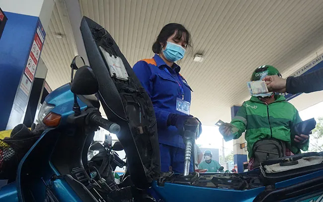 Ngày mai giá xăng lại tăng tiếp? 1