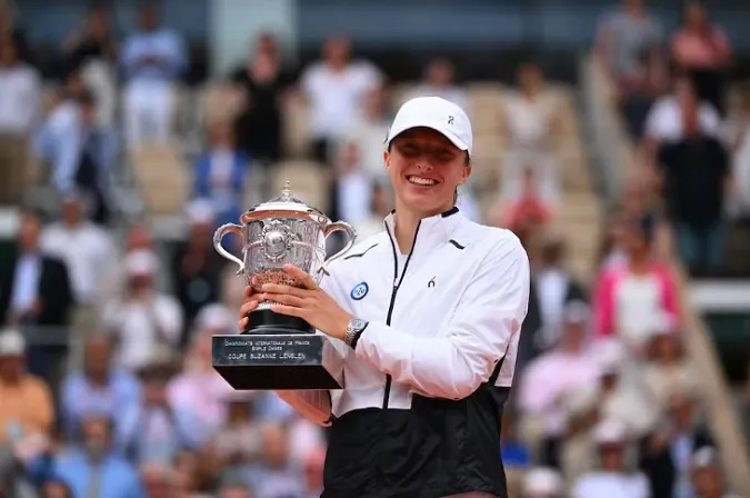 Iga Swiatek lần thứ 3 vô địch Roland Garros, lập hàng loạt kỷ lục