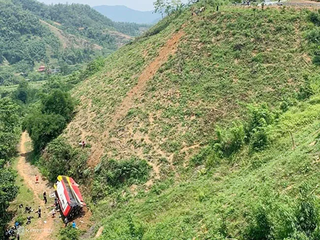 Xe chở 33 người lao xuống chân đồi cao khoảng 50 mét