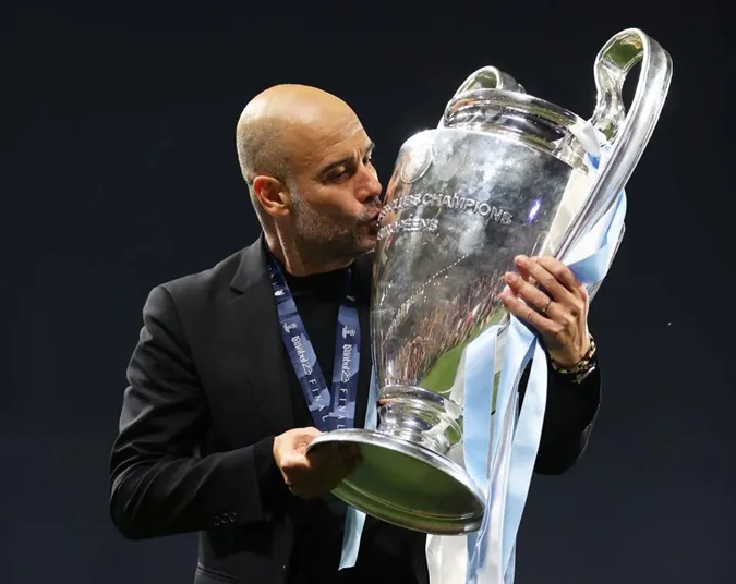 Pep hôn lên chiếc cúp Champions League vừa giành được cùng Man City. Ảnh: Internet