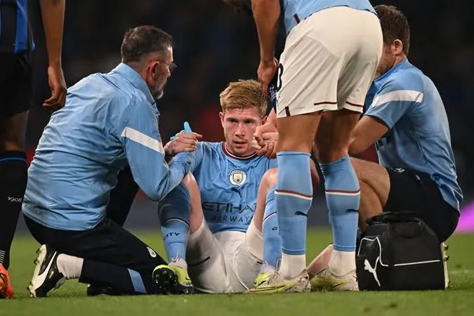 De Bruyne buộc phải rời khỏi sân sau 34 phút thi đấu - Ảnh: Internet