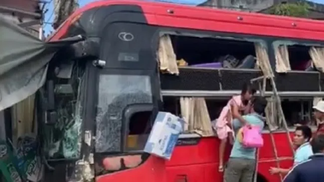 Xe bồn bê tông lật đè 3 người thương vong 1