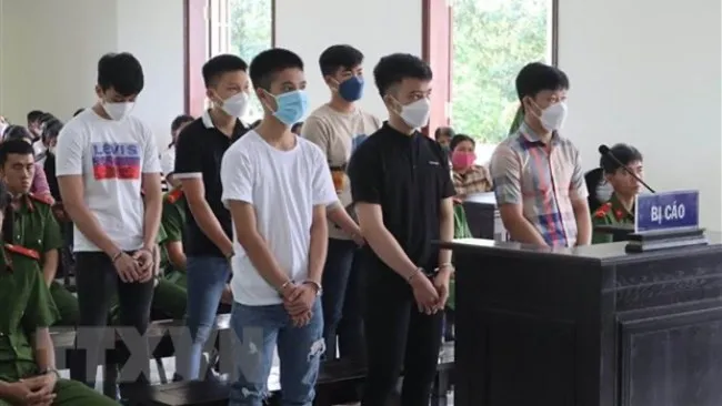 6 học sinh lãnh 37 năm 6 tháng tù vì đâm chết bạn học 1