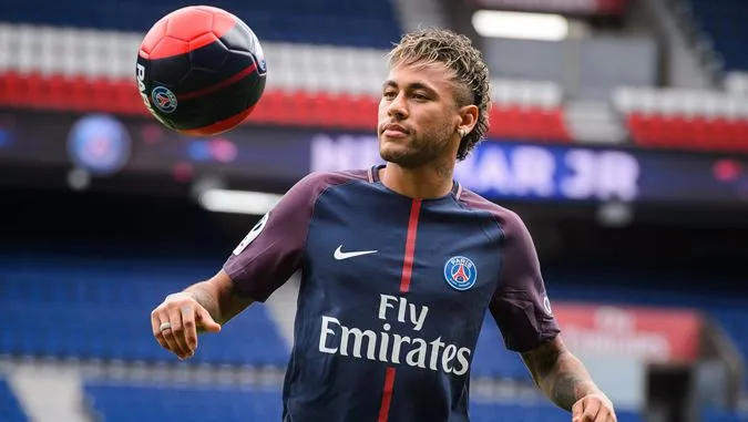 Mức giá 220 triệu euro cho Neymar tại thời điểm đó từng khiến làng túc cầu rúng động - Ảnh: Internet