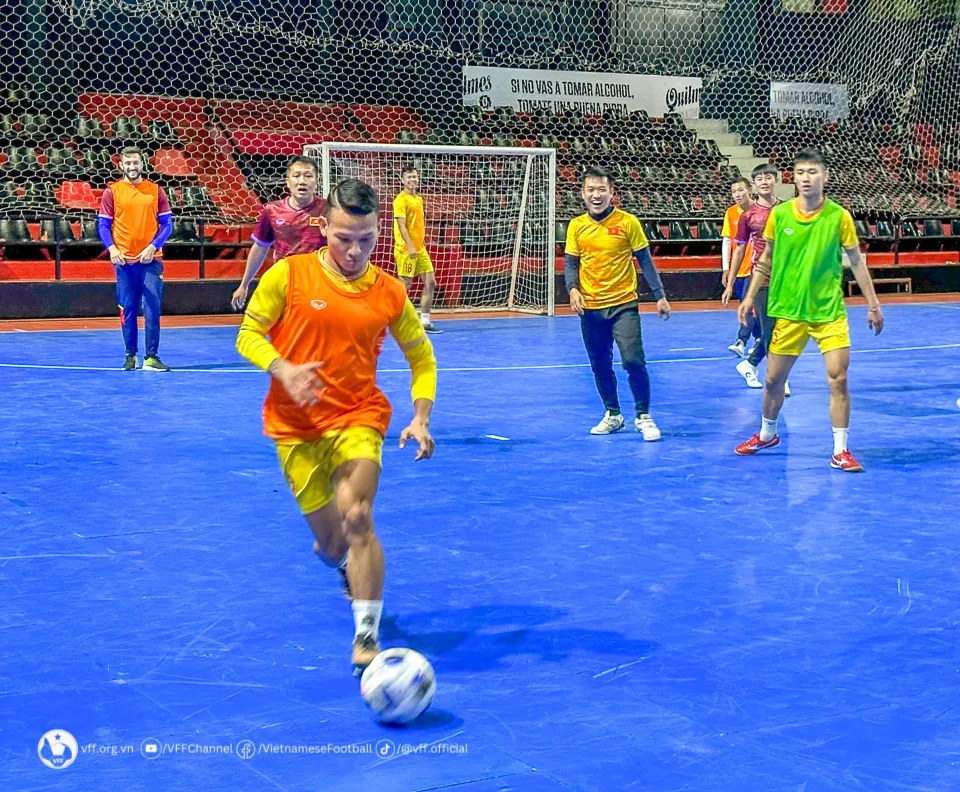 Tuyển futsal Việt Nam làm quen sân đấu ở quê nhà Messi