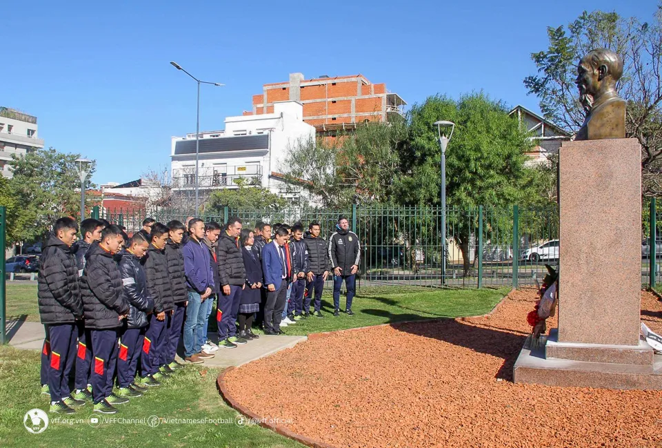 Tuyển futsal Việt Nam làm quen sân đấu ở quê nhà Messi