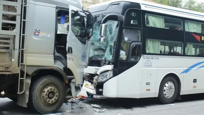 4 người bị thương trong vụ xe khách và xe tải đối đầu 1